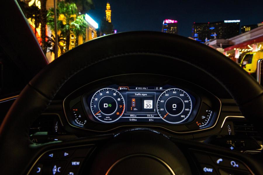 Панель приборов Audi A4 2.0T Quattro S-Line (B9) 2016 года  (NA) (фото 3 из 29)